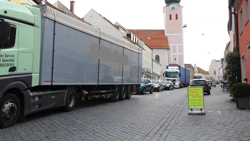 Diverse Lastwagen bahnten sich infolge des Unfalls ihren Weg durch die Bergstadt.