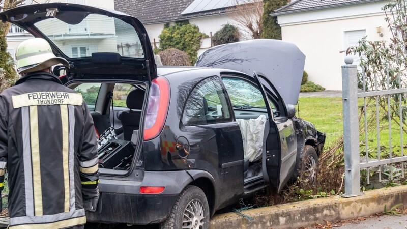 Ein 35-Jähriger kam in Thundorf mit seinem Auto von der Straße ab, durchbrach einen Gartenzaun und krachte gegen einen Baum. Er wurde beim Unfall leicht verletzt.