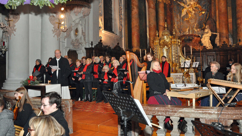 Die mitwirkenden Sänger und Instrumentalisten Gruppen beim Rohrer Adventssingen.