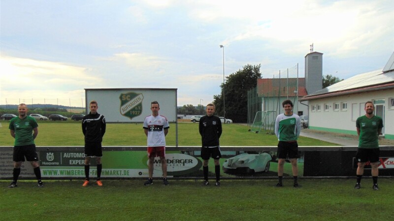 Die nachrückenden A-Jugendspieler Felix Reithmaier (2.v.l.), Stefan Beierl (3.v.l.), Tobias Schönbrunn (3.v.r.) und Richard Aigner (2.v.r.) mit Sportlichem Leiter Harry Bichler (l.) sowie Trainer Markus Plötz (r.).