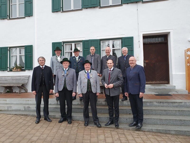 Mitglieder des Vorstand des Fördervereins mit Ehrengästen (1. Reihe vorne von links): Axel Bartelt, (Regierungspräsident Oberpfalz a.D.), Sebastian Gasteiger (stellvertretender Vorsitzender Förderverein), Klaus Reitner (Vorsitzender Förderverein), MdB Florian Oßner, Rudolf Lehner (stellvertretender Landrat und 2. Bürgermeister Vilsbiburg) - 2. Reihe hinten, von links: Herbert Galler (Referent für Öffentlichkeitsarbeit), Günter Frey (Vorsitzender Trachtenverband), Anton Maier (Bürgermeister Neufraunhofen), Josef Reff (Bürgermeister Geisenhausen), Robert Maier (ehemaliger Vorsitzender des Fördervereins). 