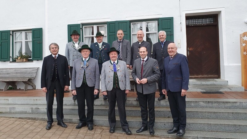 Mitglieder des Vorstand des Fördervereins mit Ehrengästen (1. Reihe vorne von links): Axel Bartelt, (Regierungspräsident Oberpfalz a.D.), Sebastian Gasteiger (stellvertretender Vorsitzender Förderverein), Klaus Reitner (Vorsitzender Förderverein), MdB Florian Oßner, Rudolf Lehner (stellvertretender Landrat und 2. Bürgermeister Vilsbiburg) - 2. Reihe hinten, von links: Herbert Galler (Referent für Öffentlichkeitsarbeit), Günter Frey (Vorsitzender Trachtenverband), Anton Maier (Bürgermeister Neufraunhofen), Josef Reff (Bürgermeister Geisenhausen), Robert Maier (ehemaliger Vorsitzender des Fördervereins).