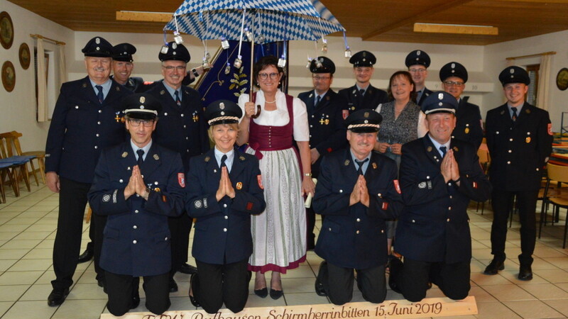 Die Schirmherrin sagte schließlich zu. Zuvor baten Kommandant Markus Renner (vorne, v.l.), die Vorsitzende Gabriele Renner, 2. Vorsitzender Josef Willnecker und 2. Kommandant Hannes Karg auf dem Scheit kniend Dr. Petra Loibl (4.v.l.) darum, das Amt zu übernehmen.