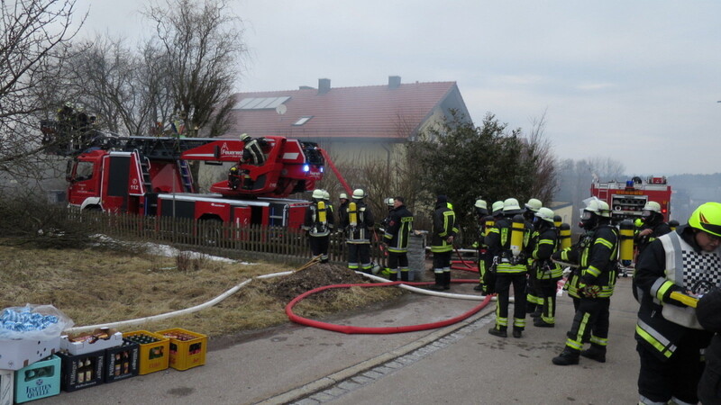 Rund 150 Feuerwehrleute sind im Einsatz.