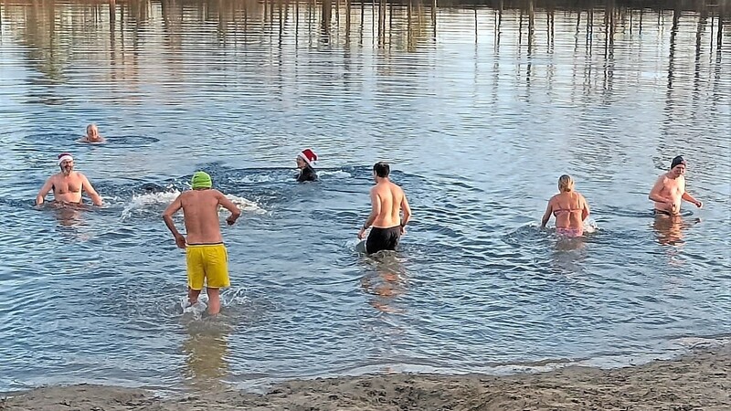 Mutig und ohne groß zu zögern: Die Schwimmer begrüßten auf ihre Weise das neue Jahr.