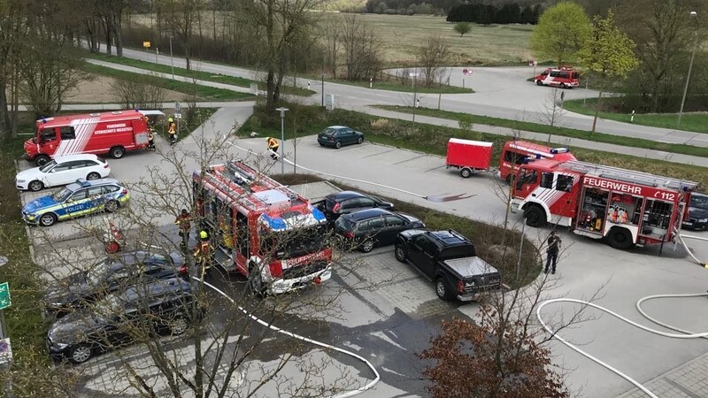 Die Landshuter Feuerwehr musste am Freitagmittag zum Lurzenhof ausrücken. Aus der dortigen Baustelle der Handwerkskammer drangen dicke Rauchschwaden.