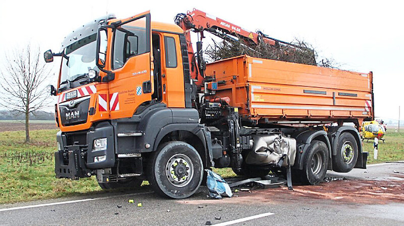 Der Tank des Lastwagens wurde bei der Kollision aufgerissen, deshalb liefen große Mengen an Diesel auf die Straße.