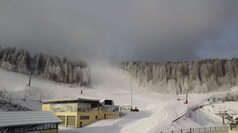 Die Schneekanonen laufen schon am Großen Arber. Die Wintersportsaison soll bald beginnen.