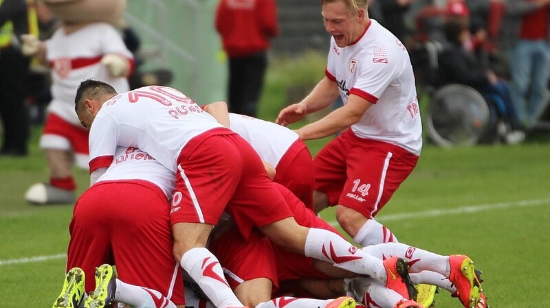 Die Spieler des SSV Jahn können über ihren dritten Saisonsieg jubeln. (Foto: Fabian Roßmann)