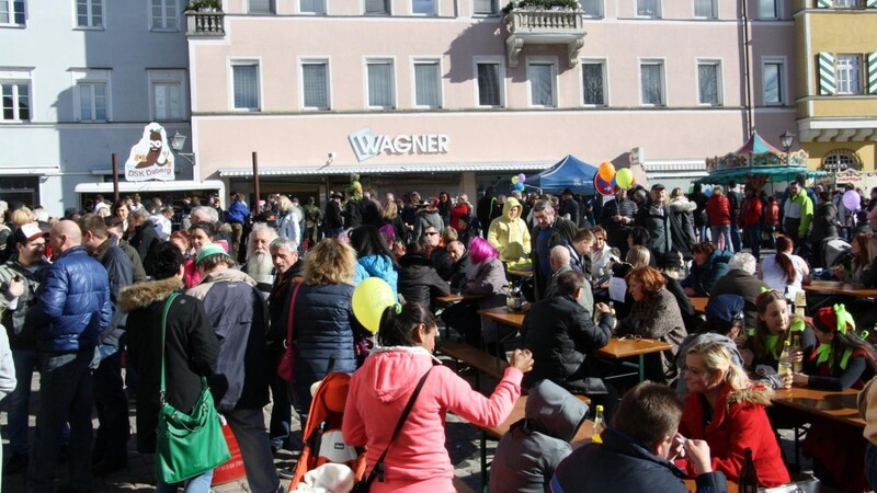 Vor Corona war der Stadtplatz alljährlich am Rosenmontag-Nachmittag eine Party-Zone. So soll es auch heuer wieder werden.