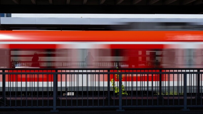 Wegen Personen auf der Strecke kommt es derzeit zu Beeinträchtigungen im Zugverkehr zwischen Landshut und Plattling. (Symbolbild)