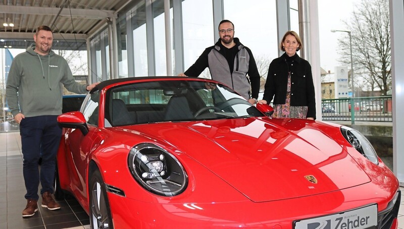 Florian Hallermeier, David Engl-Baumeister und Karin Baumeister bei einem ihrer edlen Ausstellungsstücke.  