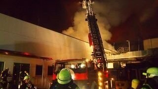 Es dauerte bis in die frühen Morgenstunden, ehe die Einsatzkräfte der Feuerwehr das Feuer unter Kontrolle hatten. (Foto: ih)