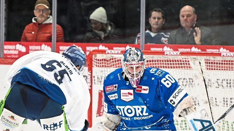 Ian Scheid holt mit seinem zweiten Saisontreffer gegen Schwenningens Torwart Joacim Eriksson für Straubing den Extrapunkt.