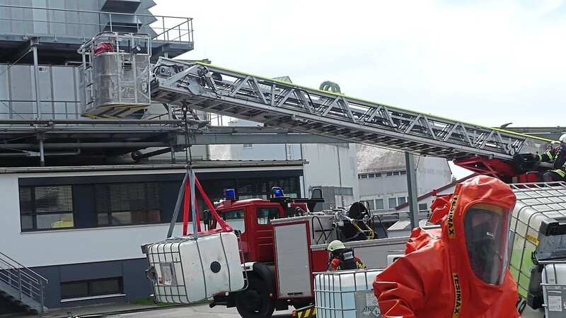 Mit der Drehleiter der FFW Wörth wurden die jeweils mit 1 000 Liter hochgiftiger Chemikalien gefüllten Behälter von den Fahrzeugen gehoben.