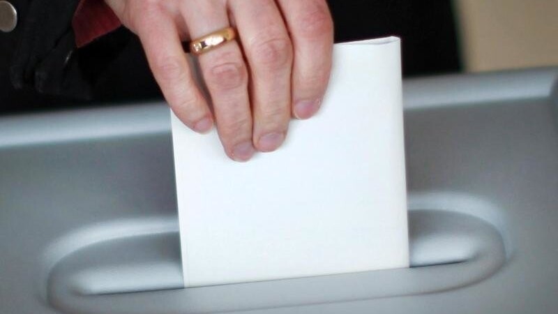 Eine Frau gibt an einer Wahlurne ihre Stimme ab. Foto: Fredrik von Erichsen/dpa/Symbolbild