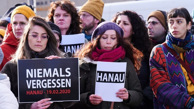 Die Stadt Hanau erinnert am Sonntag an die rassistischen Morde vor drei Jahren.