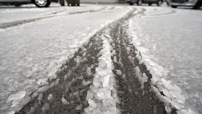 Schneefall führte am Samstag zu mehreren Unfällen. (Symbolbild)