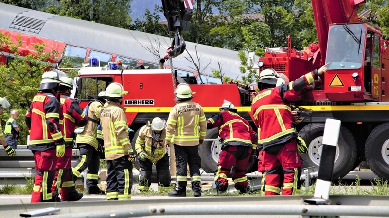 Zahlreiche Einsatz- und Rettungskräfte sind nach einem schweren Zugunglück im Einsatz. Mindestens drei Menschen sind dabei nach Angaben der Behörden getötet worden, zahlreiche wurden verletzt.