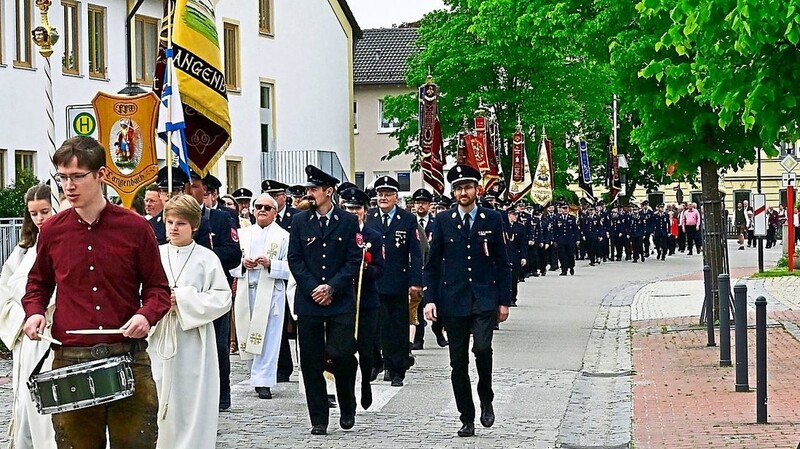 In einem langen Kirchenzug erreichten Pfarrer, Jubiläumsverein und die Gastvereine die Pfarrkirche, voraus die Feger-Spezies.