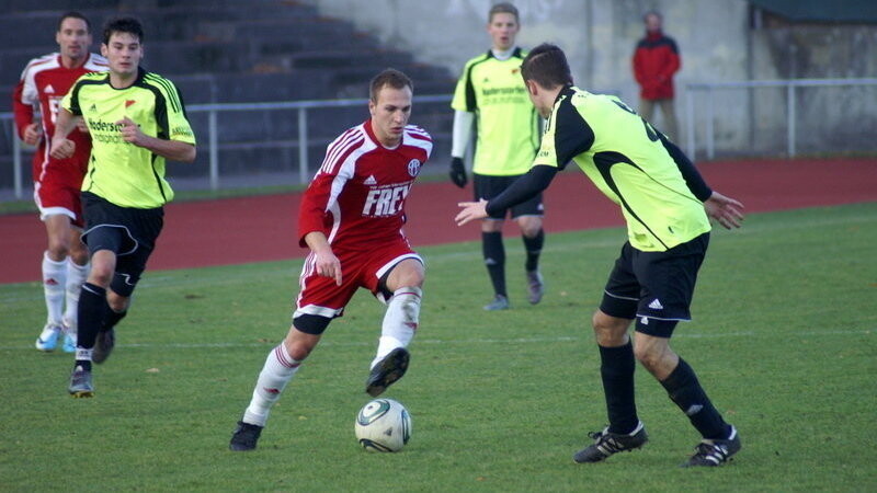 Chams Daniel Schmaderer, hier im Duell mit Matthias Radius, hatte eine Minute vor dem Ende den Siegtreffer im Spiel gegen Ergolding auf dem Fuß. (Foto: Viehauser)