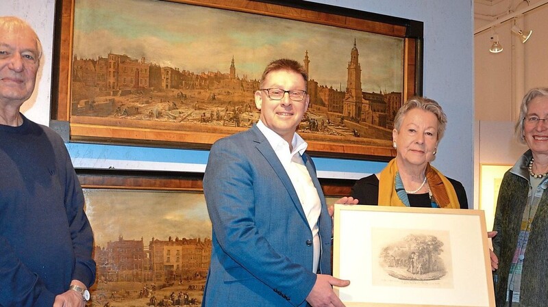 Aus der Hand von Ausstellungskuratorin Brigitte Huber und Museumsleiterin Renate Buchberger (v.r.) nahm Bürgermeister Helmut Fichtner die Originalzeichnung von Johann Georg Scharf entgegen; links der Grafiker Hans Stölzl, der die Präsentation konzipierte, im Hintergrund zwei weitere Originale Scharfs, die den Bau der London Bridge in der ersten Hälfte des 19. Jahrhunderts zeigen.