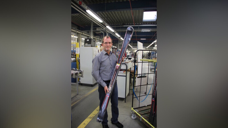 Der technische Leiter Helmut Jakoby mit dem fertig verpackten Ski. (Foto: Eva Rothmeier)