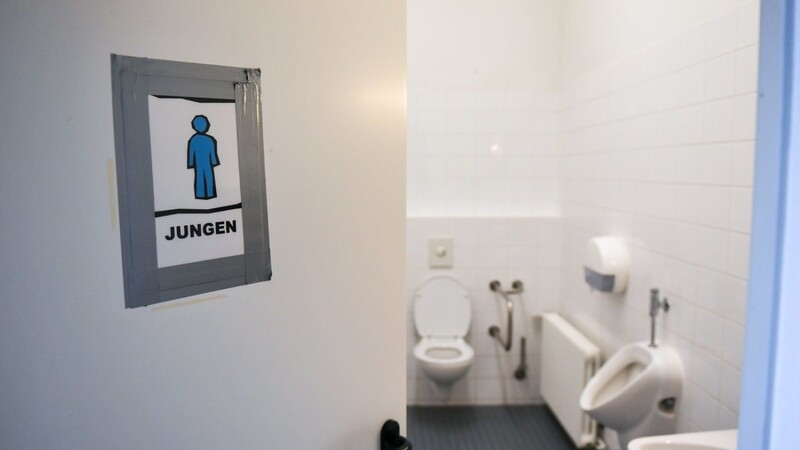 Auf der Toilette eines oberbayerischen Gymnasiums soll ein 14-Jähriger einen zehn Jahre alten Mitschüler mehrfach vergewaltigt haben. Nun muss er sich vor dem Landgericht Traunstein dafür verantworten. (Symbolbild)