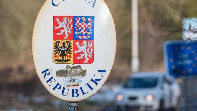 Ein Schild mit dem Wappen der tschechischen Republik steht an der deutsch-tschechischen Grenze.