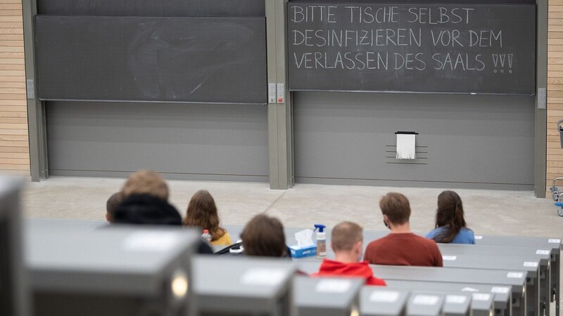 Studierende sitzen in einem Hörsaal.