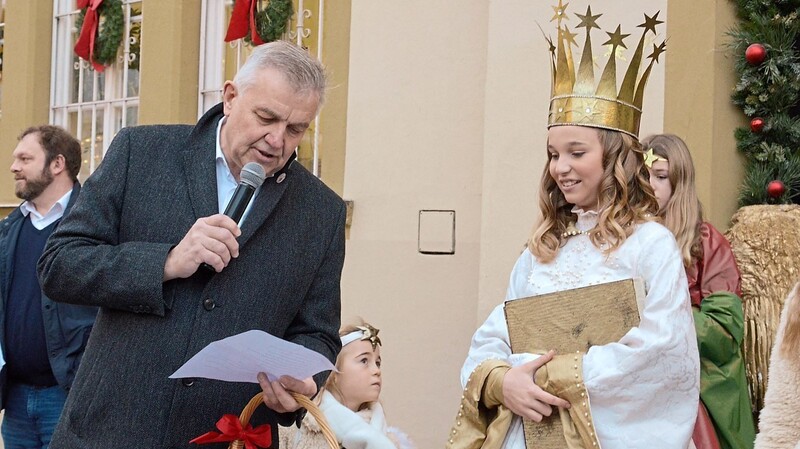 Zur Verabschiedung des Christkindls gehört auch die Ziehung des Gewinnspiels, bei der Bürgermeister Josef Dollinger mithalf.