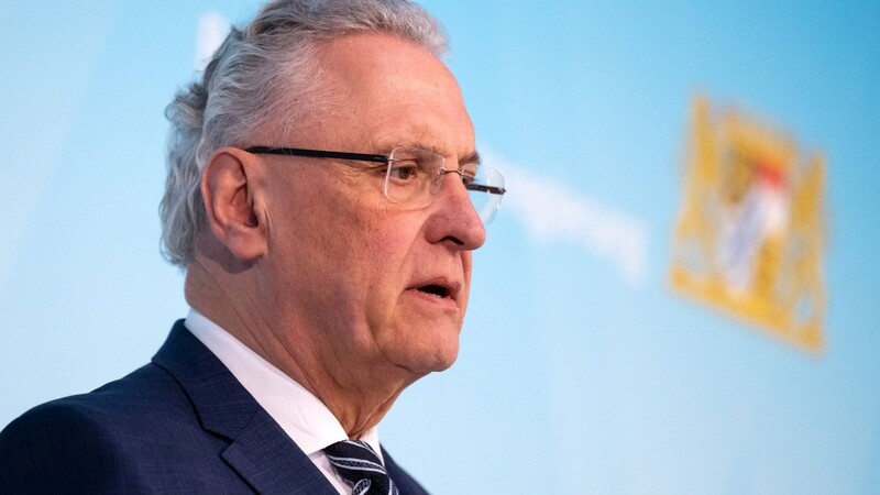 Joachim Herrmann (CSU), Innenminister von Bayern, nimmt an einer Pressekonferenz teil.