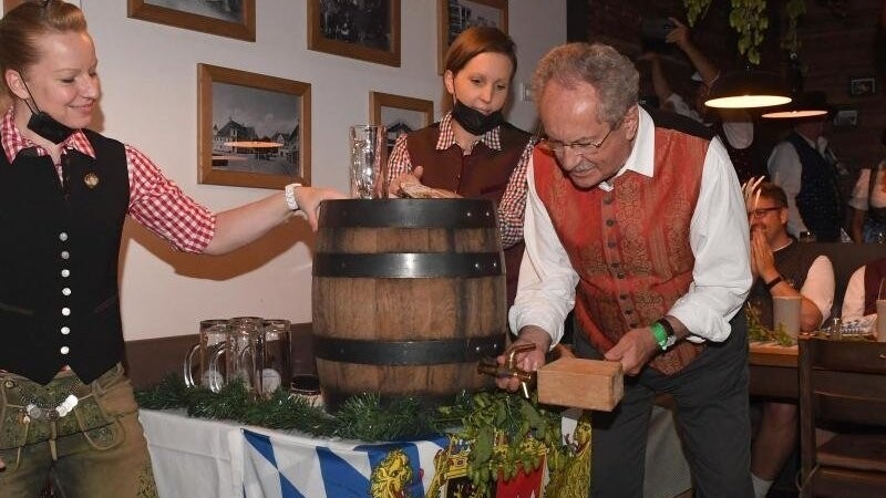 Christian Ude zapft im Schiller Bräu mit zwei Schlägen an.