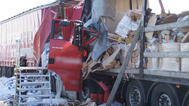 Lkw-Unfall auf der Autobahn A3 bei Wörth an der Donau. Laut Statistik sind Lastwagen an etwa jedem zehnten Unfall auf Ostbayerns Autobahnen beteiligt.