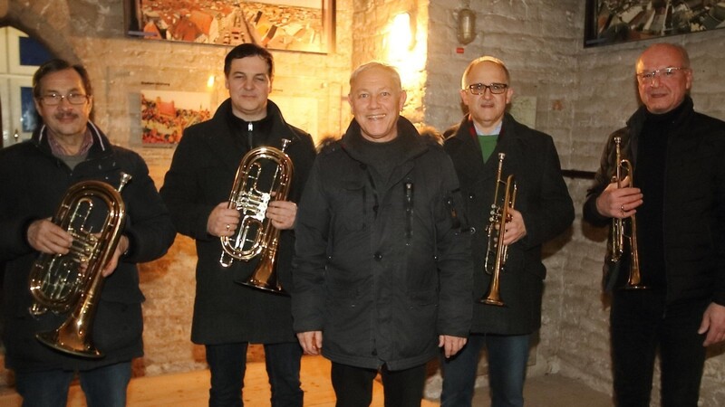 Adi Speiseder, Manfred Früchtl, Thürmer Dr. Albert Solleder, Hans Köppl und Willi Wenzl (von links) konnten in diesem Jahr die liebgewonnene Tradition des Neujahrsanblasen wiederaufnehmen - allerdings ohne Thürmer Hans Vicari, der krankheitsbedingt auf den Aufstieg auf den Stadtturm verzichten musste.