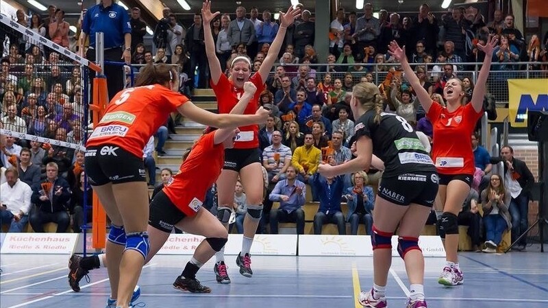 NawaRo Straubing hat das bayerische Derby in der 2. Volleyball Bundesliga gegen den SV Lohhof vor 1.000 Fans in der Straubinger Volleyballarena mit 3:0 gewonnen (Foto: Schindler).