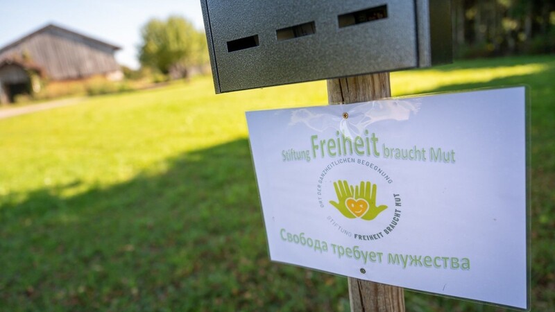 Ein Schild mit der Aufschrift "Stiftung Freiheit braucht Mut - Ort der ganzheitlichen Begegnung" hängt vor einem Gebäude am Ortsrand. Auf diesem Hof im Kreis Rosenheim soll angeblich eine nicht genehmigte Schule untergebracht worden sein.