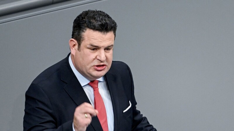 Bundesarbeitsminister Hubertus Heil spricht während einer Sitzung im Bundestag.