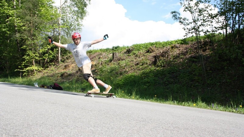 Mindestens viermal in der Woche übt Christoph Lipp auf seinem Longboard. (Fotos: Seidl)