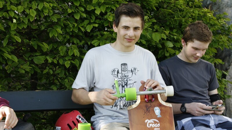 In der Pause wechselt Christoph seine Räder (Wheels). Die weißen (rechts) sind im Vergleich zu den grünen schon ziemlich abgefahren. Das kommt vom vielen Sliden.