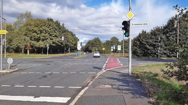 Die Kreuzung von Ittlinger Straße/Dr.-Kumpfmüller-Straße/Öblinger Straße/Borsigstraße stellt immer wieder Radfahrer vor Probleme. Aber auch hier gilt die Regel der Straßenverkehrsordnung, dass Radfahrer die Lichtzeichen für den Fahrverkehr zu beachten haben. Wer geradeaus über die Kreuzung fahren will, bleibt also vor der roten Ampel stehen.