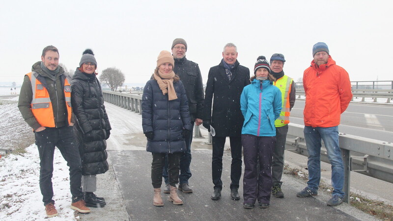 Freuten sich bei eisigen Temperaturen und im Schneegestöber über den Lückenschluss im Radwegenetz zwischen Stadt und Landkreis (v.l.): Markus Zimmer (Baufirma Strabag), Tiefbauamtsleiterin Cristina Pop, Alexandra Bachl und Markus Zitzelsberger (Staatliches Bauamt Passau), Oberbürgermeister Markus Pannermayr, Radverkehrsbeauftragte Andrea Dengler, Klaus Reisinger vom Tiefbauamt und Andreas Schmid vom Ingenieurbüro S 2 .