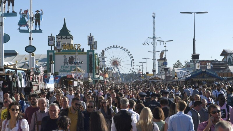 Verdacht der Vorteilsgewährung: Waren die Gutscheine eines Wiesn-Wirts für je ein Hendl und eine Maß Bier rechtens? Damit beschäftigt sich nun ein Gericht in München.