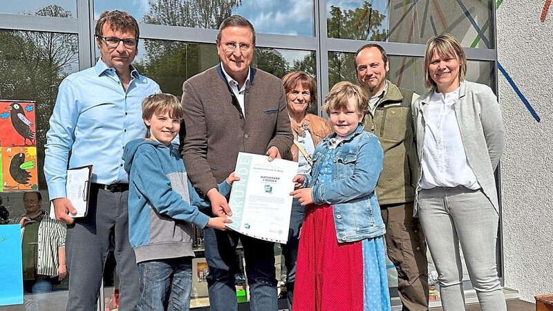 Vizelandrat Markus Müller (Dritter von links) übergab zwei Schülern die Urkunde. Mit dabei Rektor Fide (ganz links), dessen Stellvertreterin Kerstin Mayer (ganz rechts) sowie Petra Meindl und Christoph Grausam.