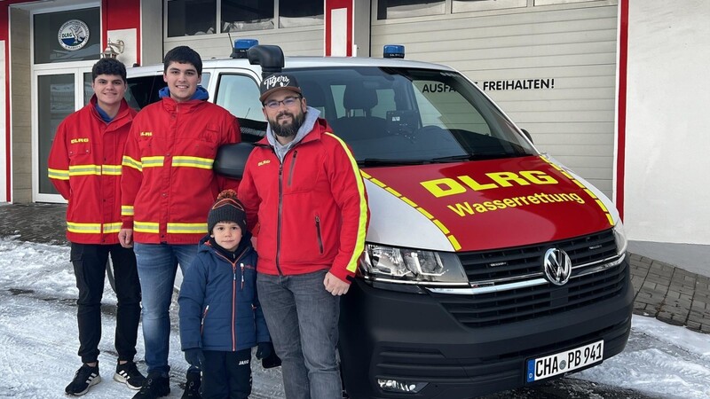 Die Mitglieder der DLRG Blaibach um Vorsitzenden Alexander Engl (re.) freuen sich über einen Zuschuss für das neue Einsatzfahrzeug.