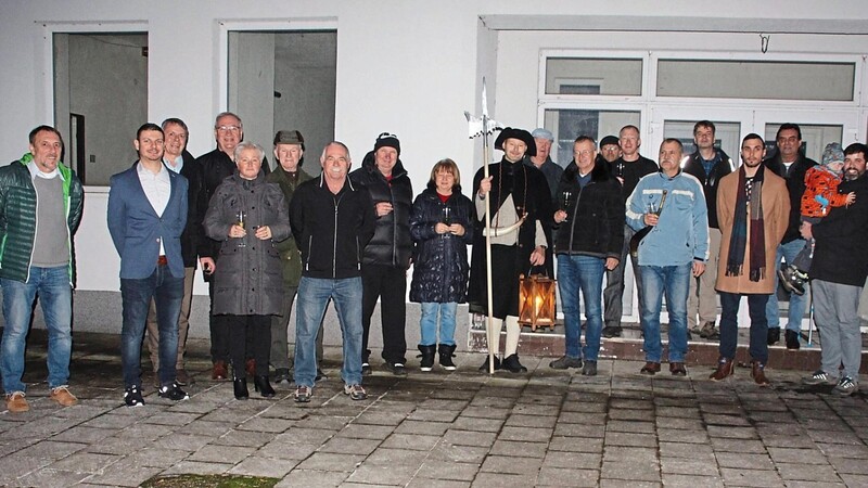 Traditionell gab es am späten Silvester-Nachmittag wieder eine böhmisch-bayerische Begegnung zum Austausch von Neujahrswünschen am Grenzübergang Höll-Lisková/Haselbach.