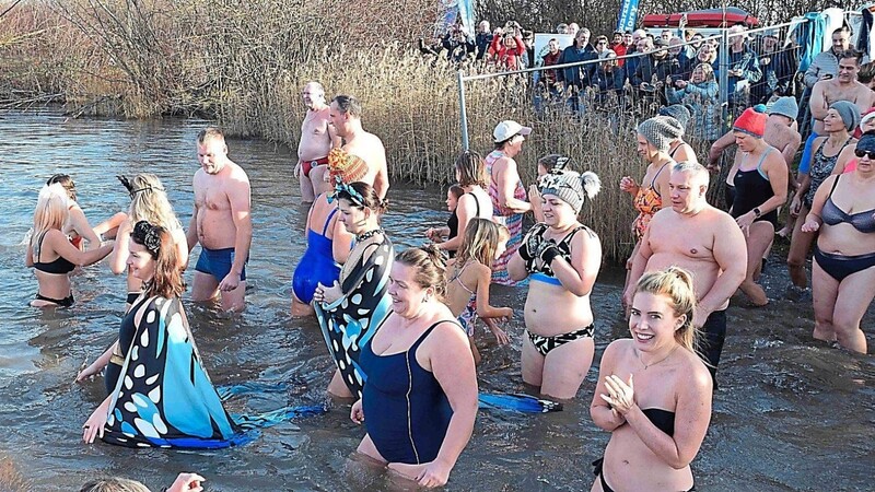 80 Unerschrockene haben sich ins kalte Wasser getraut.