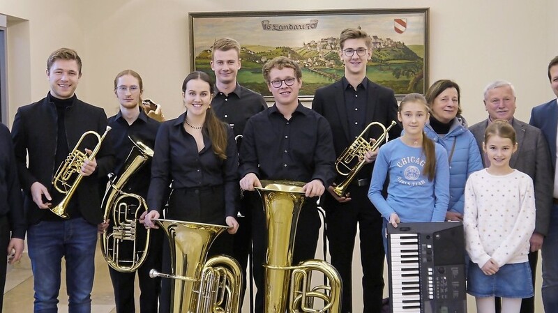 Das Blechbläser-Ensemble mit Musikschulleiter Heinrich Troiber (links), Valeria Graf (blaues Oberteil), Elena Wallner (weißes Oberteil), Fördervereins-Vorsitzender Christa Weinzierl und den drei Bürgermeistern Matthias Kohlmayer (v.r.), Thomas Lorenz und Xaver Hagn.