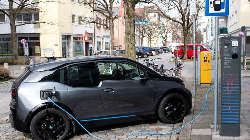 Ein Elektroauto wird an einer Ladesäule geladen.