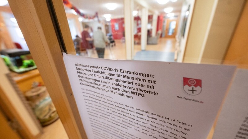 Die Barmer-Krankenkasse legt ihren jährlichen Pflegereport vor. Ein Befund: Jeder fünfte Heimbewohner in der höchsten Stufe hat 2020 eine Corona-Infektion nicht überlebt